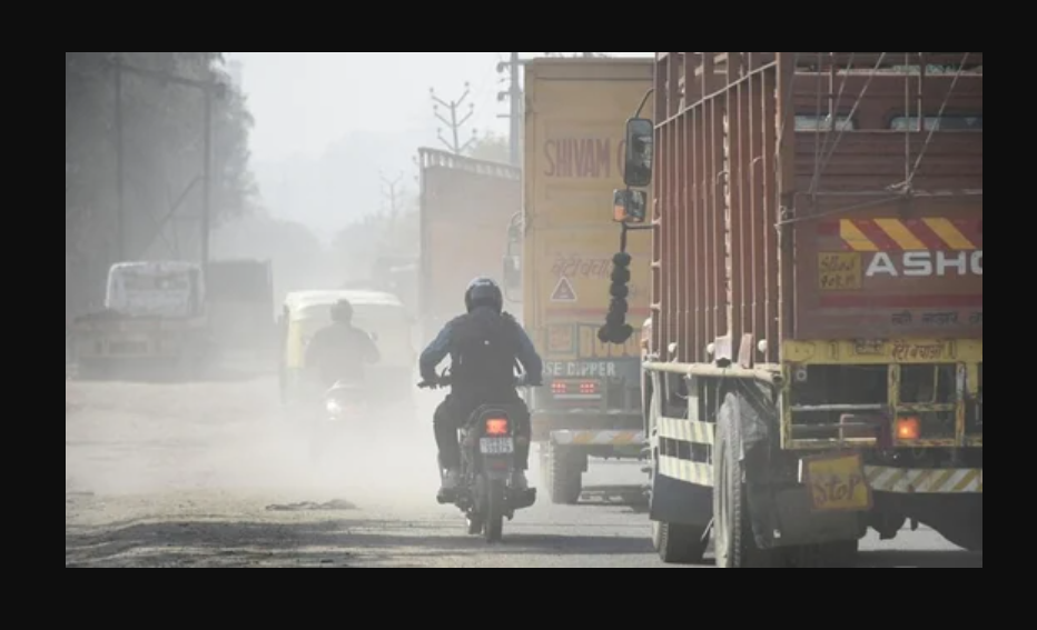 A view of dust pollution on Loha Mandi Road in Ghaziabad